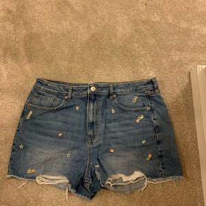 American eagle girls jean shorts they haven’t been worn. They are size 14